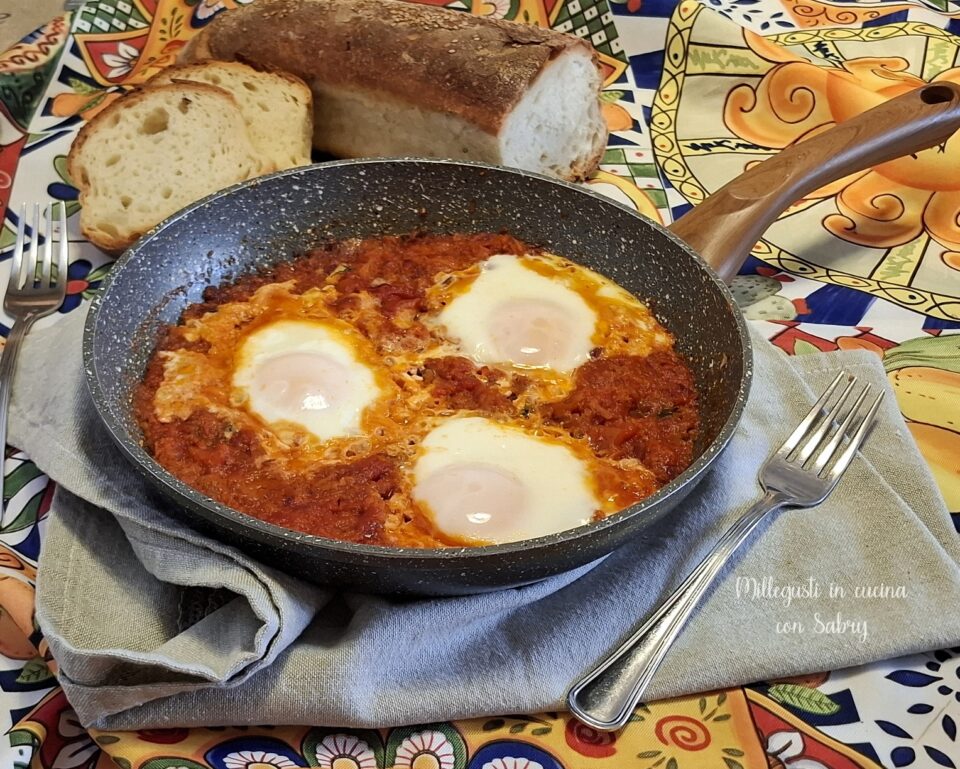 Uova al sugo di pomodoro